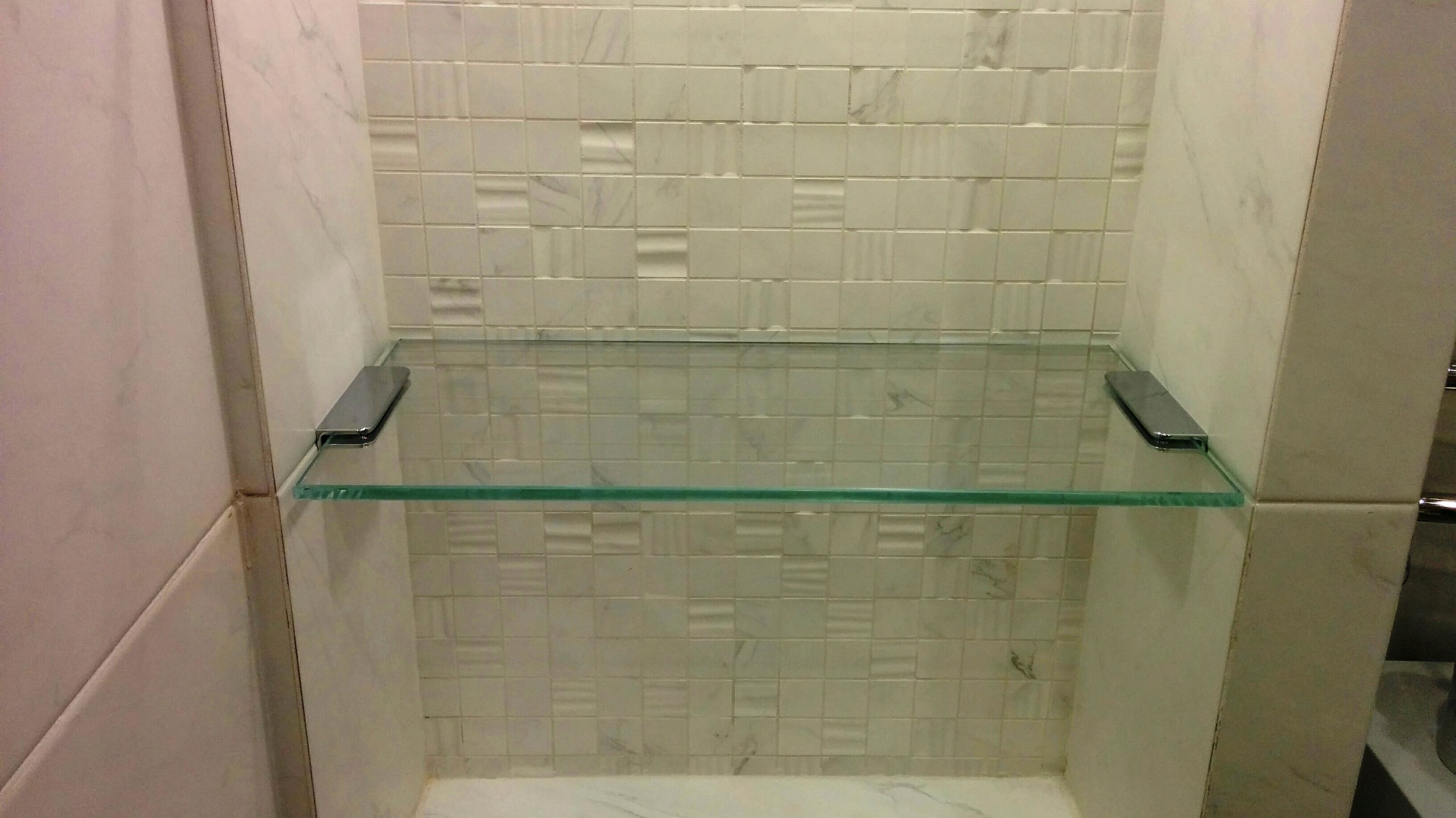 стеклянные полки в ванной в стене